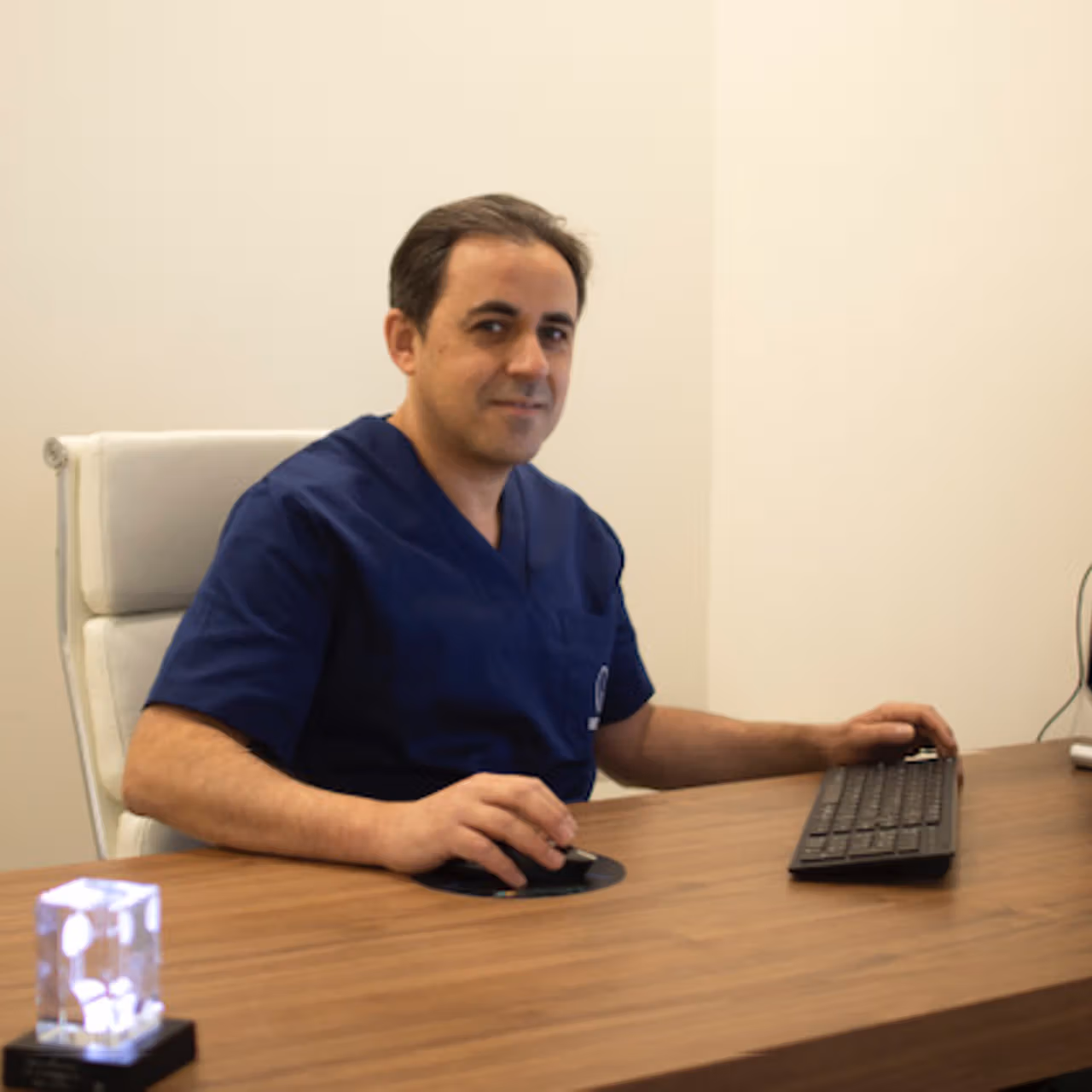 Dr. Antonio Rodríguez en consulta